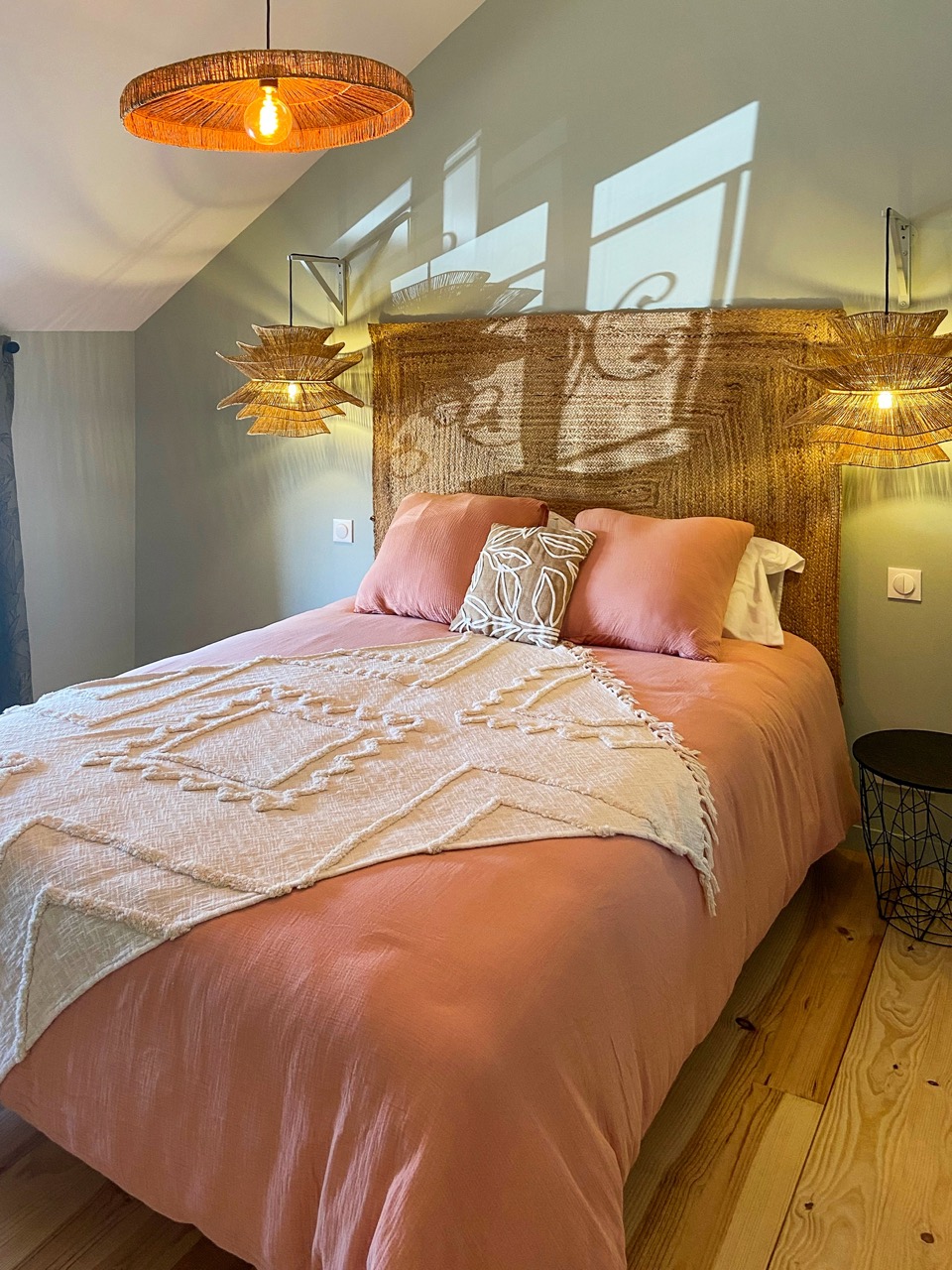 Chambre en rotin de la Villa Julorian après rénovation, maison de charme à Sainte-Colombe