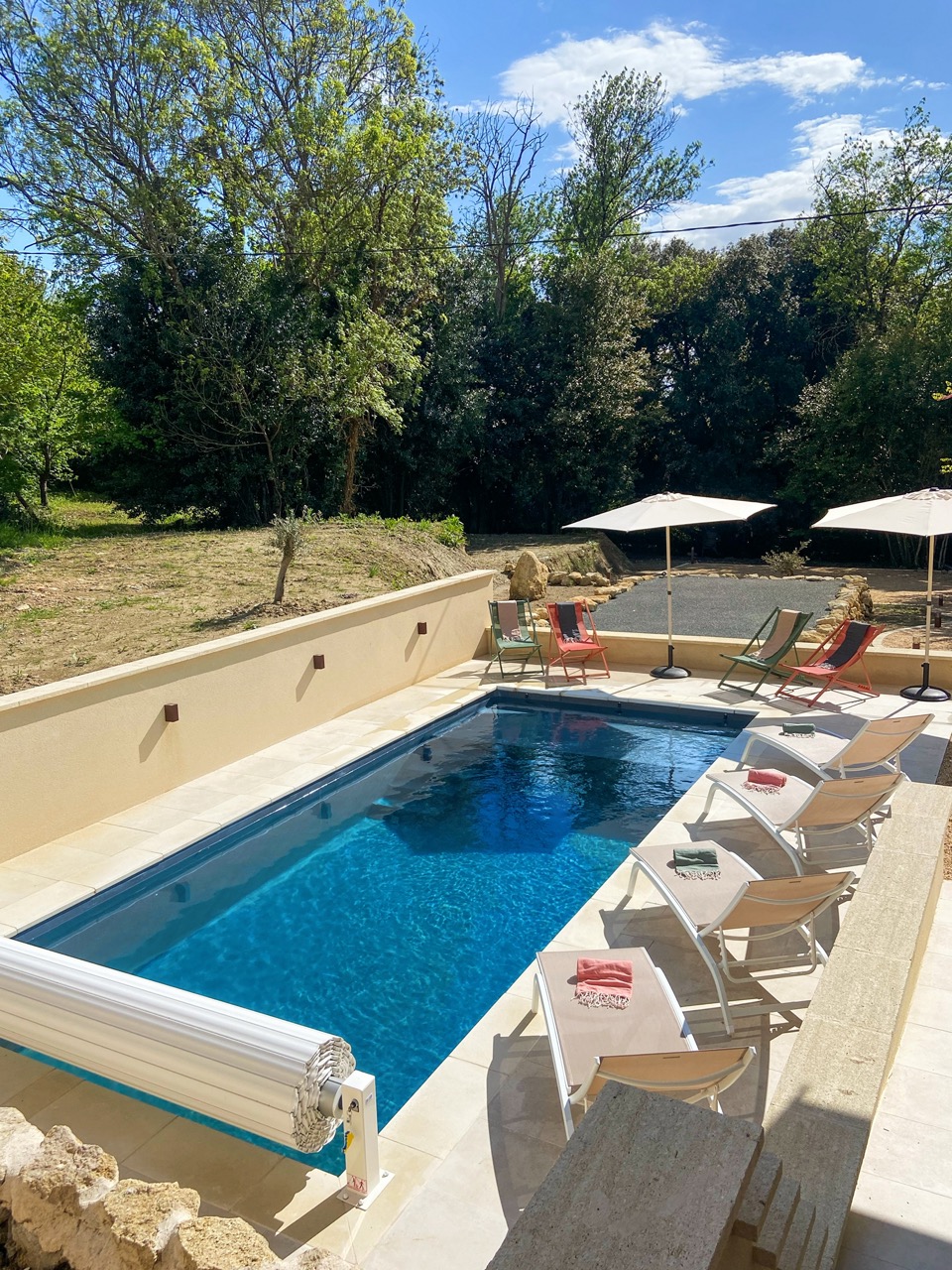 Piscine extérieure de la Villa Julorian, maison de charme rénovée avec vue sur les vignes